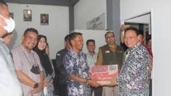 Bawaslu RI serahkan bantuan pada jajarannya yang terdampak gempa Pasbar dan Pasaman