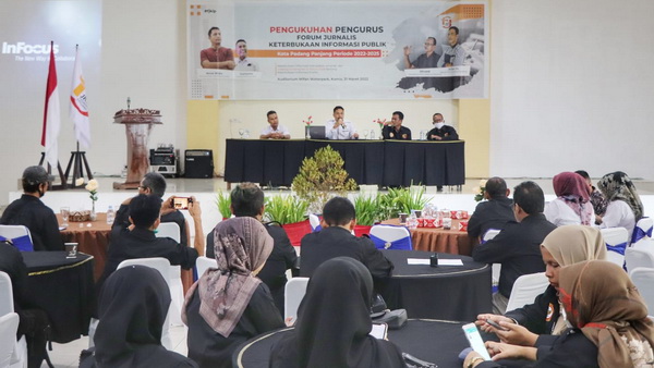 Diskusi dalam rangka pelantikan FJKIP Kota Padang Panjang