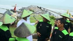 Wali Kota Padang berdiskusi dengan nelayan