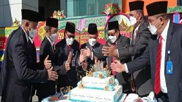 Pemotongan kue 60 Tahun Bank Nagari