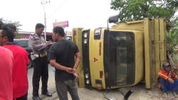 Kecelakaan truk colt disel dan minibus