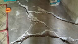 Kondisi retakan bangunan rumah milik warga atas fenomena pergerakan tanah di Desa Nampar Macing, Kecamatan Sano Nggoang, Kabupaten Manggarai Barat, Nusa Tenggara Timur