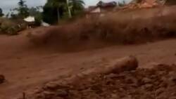 tanah longsoran di hulu sungai pada Gunung Talamau