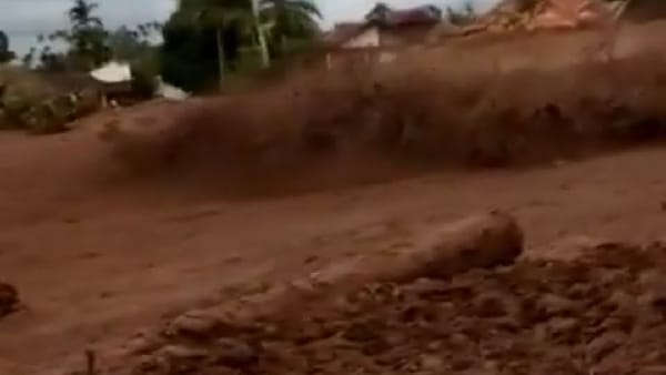 tanah longsoran di hulu sungai pada Gunung Talamau