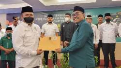 WAKIL Ketua DPP PKB, Jazilul Fawaid, menyerahkan SK kepada Ketua DPC PKB Kota Padang, Yusri Latif IST