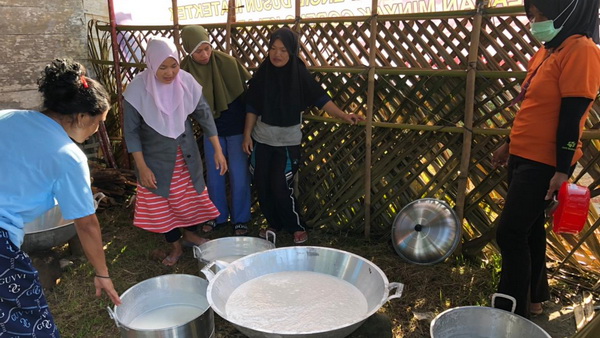 Proses pengelolaan minyak goreng di Desa Matotonan