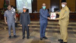 Ketua DPRD Sumbar serahkan hasil keputusan rapat paripurna ke Gubernur