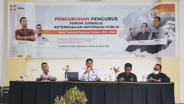 Diskusi di pelantikan FJKIP Kota Padang Panjang
