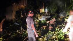 Anggota Koramil 03 Pulau Punjung melakukan evakuasi dan membantu warga yang terkena musibah