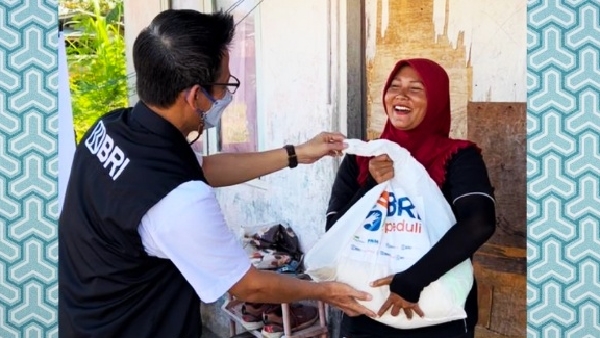 Regional Operation Head Ivan Andrea bersama Tim LGA BRI Regional Office Padang bagikan paket sembako