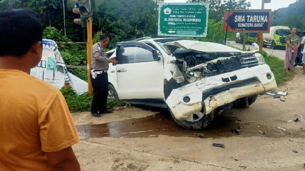 Toyota Fortuner ringsek karena kecelakaan di Jalinsum Gunung Medan