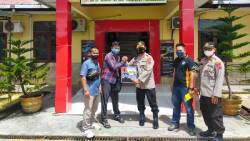 Kapolres Kepulauan Mentawai AKBP Mu’at berbagi parsel kepada sejumlah wartawan