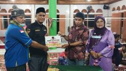 Ketua Karang Taruna Kota Padang Yaldi Caniago sewaktu memimpin kunjungan Safari Ramadan Karang Taruna Kota Padang di Musholla Nurul Hikmah Kampung Guci Kelurahan Ampang