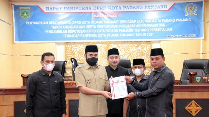 Ketua DPRD Mardiansyah Menyerahkan Rekomendasi DPRD Atas LKPJ 2021 Walikota Kepada Wako Fadly Amran