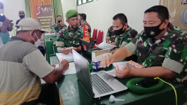 Kodim 0319/Mentawai, bersama masyakarat penerima bantuan