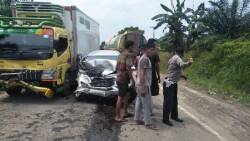 Lakalantasdi Jalan Lintas Sumatera, Jorong Tabek Guc,i kenagarian Sialang Gaung, Kecamatan Koto Baru, Kabupaten Dharmasraya antara minibus dan truk box
