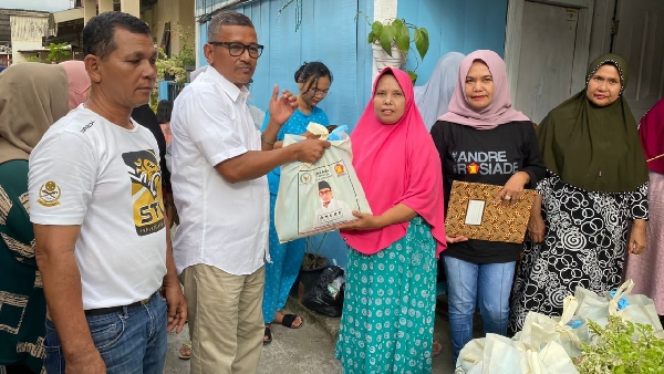 Tim DPD Partai Gerindra Sumbar dan beberapa DPC Gerindra Kabupaten dan Kota mulai membagikan sembako yang terdiri dari beras, minyak goreng, gula dan teh