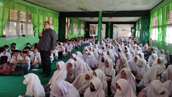 Wakil Rektor III Undhari Bidang kemahasiswaan Dr. Amar Salahuddin, M.Pd bahas Literasi Digital: Peluang dan Tantangan Pemanfaatan Teknologi di Era 4.0 SMAN 1 Pulau Punjung