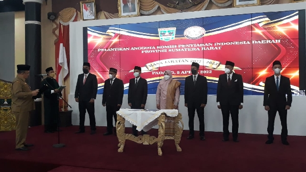 Sekdaprov Sumbar melantik Anggota KPID Sumbar periode 2022-2025