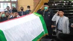 Prosesi pelepasan jenazah Azwar Siry yang dilangsungkan di Kantor DPRD Kota Padang