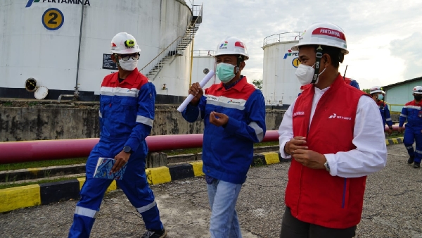 Executive General Manager PT Pertamina Patra Niaga Regional Sumbagut, Putut Andriatno melakukan Management Walk Through (MWT) ke Integrated Terminal (IT) Teluk Kabung, Sabtu (16/4/2022).