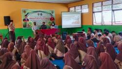 Satuan Res Narkoba Polres Dharmasraya mengadakan kegiatan sosialisasi bahaya penyalahgunaan narkotika, kepada pelajar SMAN 2 Pulau Punjung