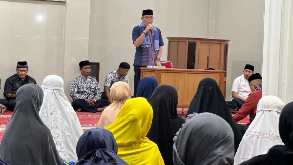 Supardi saat memimpin Safari Ramadhan di Masjid Jammik Limapuluh Kota