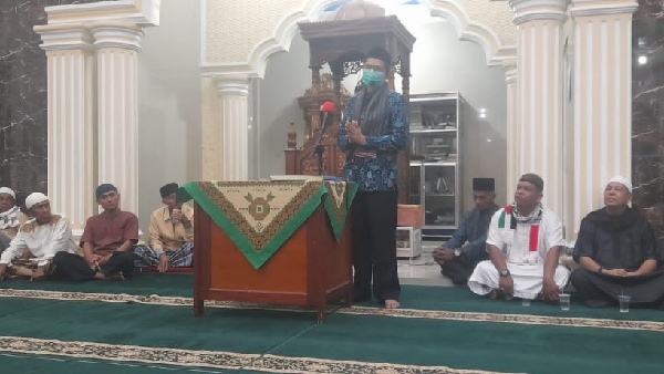 Ketua DPRD Sumbar yang diwakili Sekwan H. Raflis saat mengunjungi Masjid Al Huda Tanjung Sani