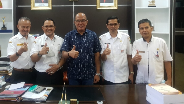 Ketua DPRD Sumbar Supardi didampingi Sekwan Raflis bersama Kepala BKIM Afando Ekardo