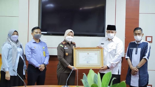 Zul Elfian serahkan penghargaan kepada Kepala Kejaksaan Negeri