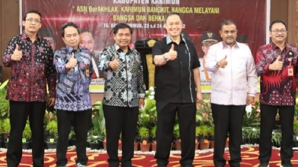 Sekretaris Jenderal Kementerian Dalam Negeri Dr. H. Suhajar Diantoro, M.Si membuka secara resmi Launching dan Internalisasi Core Values BerAkhlak dan Employer Branding ASN di Lingkungan Pemerintah Daerah Kabupaten Karimun