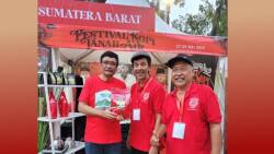 Ketua DPP PDIP, Djarot Saiful Hidayat menerima kopi khas Minang dari Wakil Ketua PDIP Sumatera Barat, Syahrial pada iven Festival Kopi Tanah Air 2022 yang digelar di Parkir Timur Gelora Bung Karno (GBK) Senayan, Jakarta, Jumat (27/5/2022).