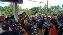Antrian berjibun di SPBU Siberut demi mendapatkan BBM