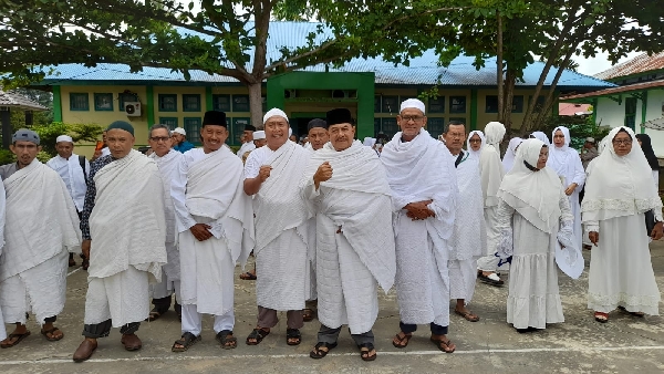 Calon Jamaah Haji saat melaksanakan manasik