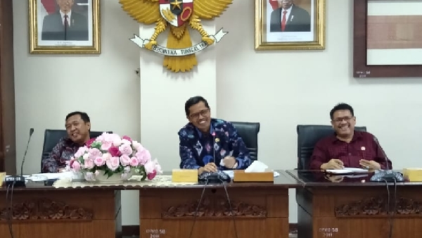 Bamus dan BK Propinsi Jambi diterima Sekretaris DPRD Sumbar H. Raflis, didampingi Kabag Persidangan dan perundang-undangan Husin Daruhum