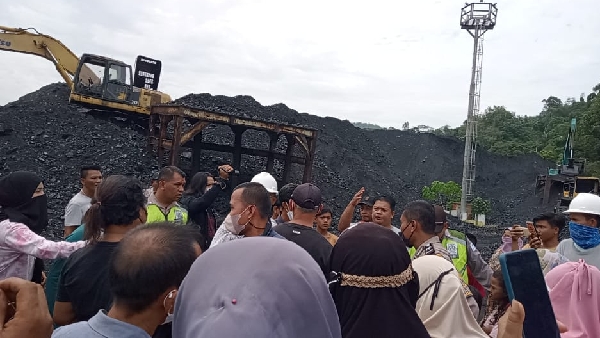 warga menuntut dampak bising dan debu yang diakibatkan oleh aktifitas stofel batu bara