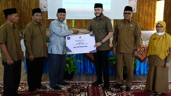 Pemko menyalurkan dana bantuan hibah sebesar Rp 300 juta kepada Pondok Pesantren Thawalib Gunung