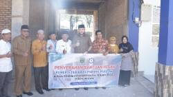 H. Fadly Amran, BBA Datuak Paduko Malano menyerahkan bantuan hibah dari pemerintah kota kepada Pondok Pesantren (Pontren) Kauman Muhammadiyah