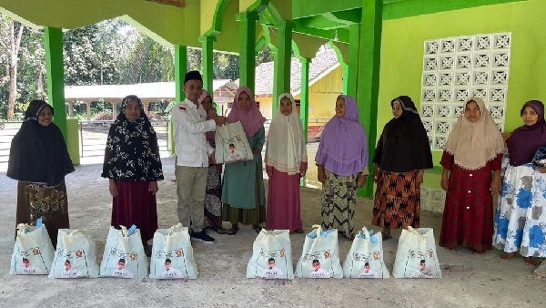 Gerindra Dharmasraya bagikan paket sembako
