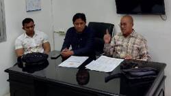 Hamdanus didampingi Sengaja Budi Syukur saat mengambil formulir balon Ketua Umum KONI Sumbar