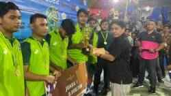 Plt Ketum KONI Sumbar Hamdanus serahkan trophy