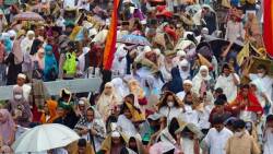 Jamaah Shalat Ied Kocar Kacir Saat Hujan Turun di Bancah Laweh