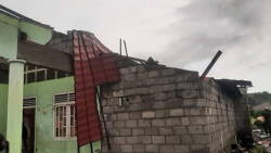 Kondisi rumah warga yang mengalami rusak usai angin kencang