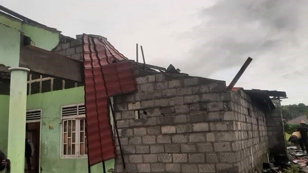 Kondisi rumah warga yang mengalami rusak usai angin kencang
