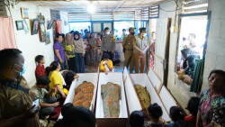 Korban lakalantas Hendri Septa saat di rumah korban Mobil Jatuh di Sungai Barameh