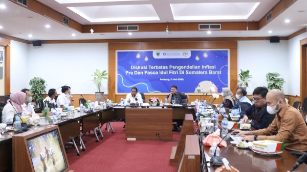 diskusi terbatas tentang inflasi pra dan pasca Idul Fitri di Sumatera Barat antara Anggota DPD RI H. Leonardy Harmainy Dt. Bandaro Basa, S.IP., MH dengan dan Tim Pengendali Inflasi Daerah