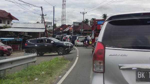 Macet lantaran kendaraan tersendat di persimpangan