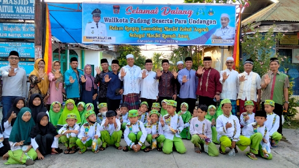Walikota Padang diwakili Staf Ahli Bidang Kemasyarakatan dan SDM Al Amin, S.Sos.MM launching Masjid Baitul Arafah