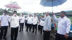 Bupati Pasbar Hamsuardi, Wakil Bupati Risnawanto, Sekretaris Daerah Hendra Putra, para Asisten, Staf Ahli, kepala OPD dan stakeholder terkait melakukan peninjauan tempat berjualan UMKM Pedagang Kaki Lima