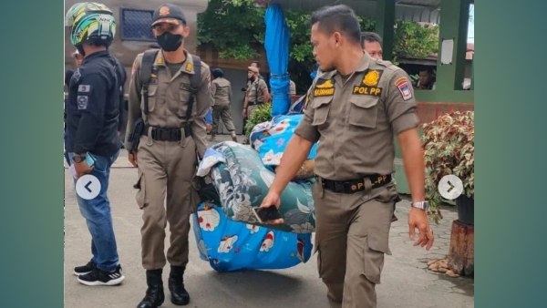 Dalam razia tersebut, sejumlah kasur batangan, tiga orang perempuan dan satu orang laki-laki diamankan oleh petugas